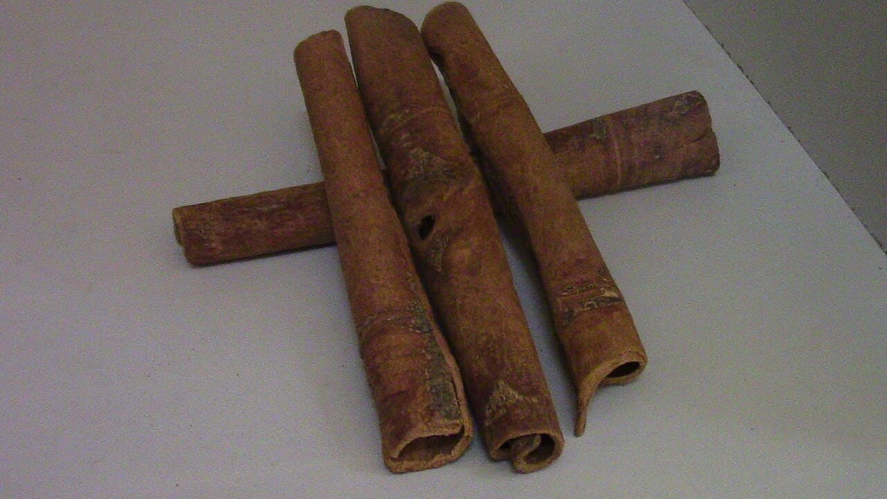 Hand-scraped Korintje cinnamon quills (Cassia vera) graded for export