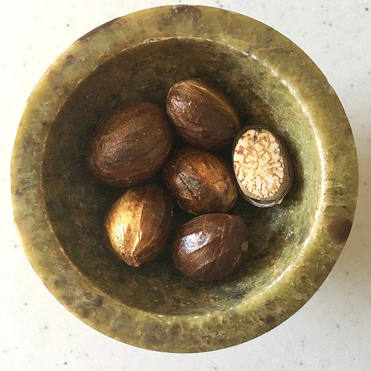 Indonesian whole sound nutmeg kernels (Myristica fragrans) and dried mace aril