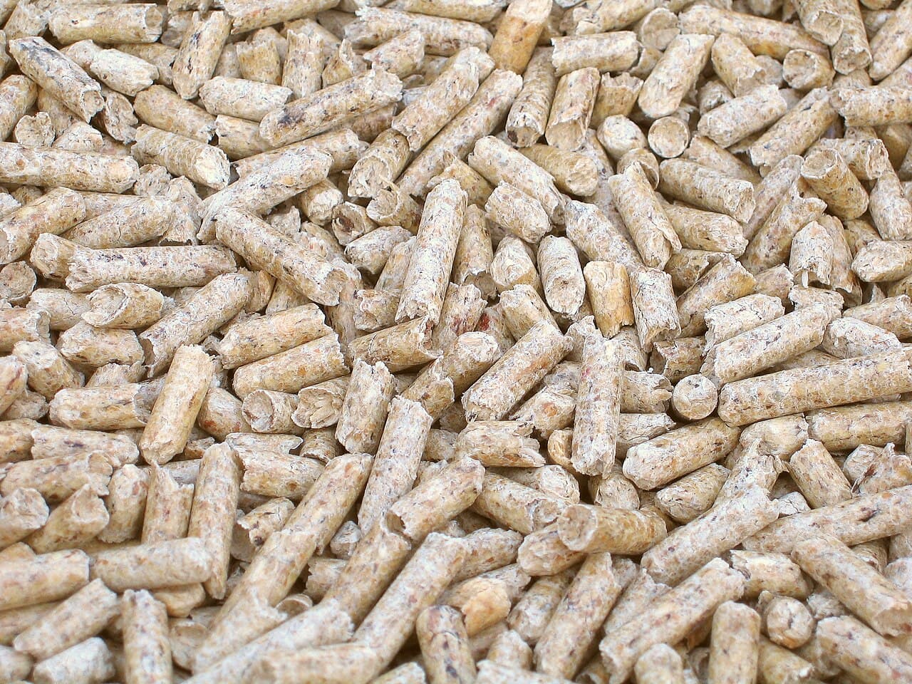 Dense compressed sawdust biomass wood pellets meeting EnPlus A1/I2 standards